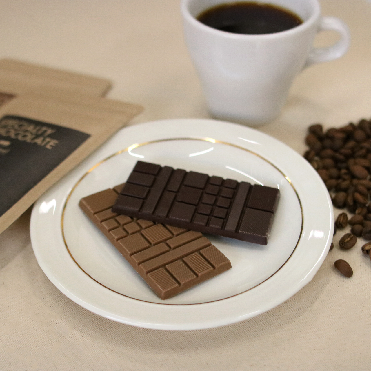 Minimalならではの粗挽きカカオのザクザク食感と豊かな香りに、ONIBUSのフルーティーなコーヒー豆が溶け合い、奥行きのあるフレーバーに仕上がりました。